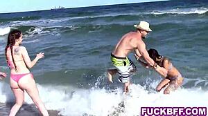 Jeunes adultes profitent d'un gros pénis ensemble après une journée au rivage
