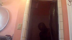 Klzká sprcha vedie k horúcemu sexu s veľkým čiernym kohútom