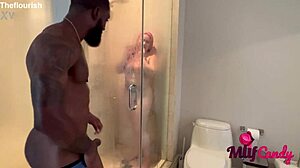 Loree Love e Ace Bigs têm intimidade em um banheiro de trailer