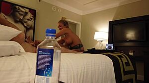 Madelyn Monroe und ihre Freundin reiten einen Fremden in Vegas mit einer Wasserflasche
