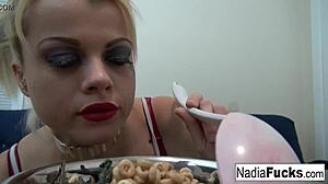 Geile blonde Nadia geniet van ontbijtgranen met soldaten
