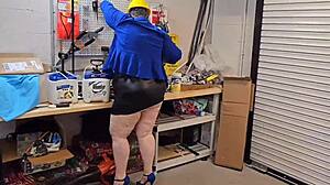 Een MILF met grote kont wordt betrapt op flitsen op het werk in ongepaste kleding