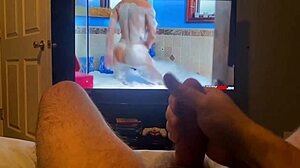 Masturbation dans une vidéo porno chaude avec une bite monstrueuse