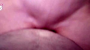 Seth Brogan geniet van een deepthroat pijpbeurt van River Lynn voordat ze haar in bed neukt