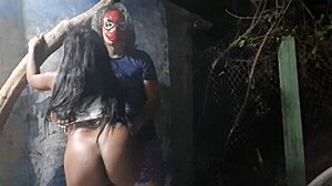 Spider Man seduce una ragazza inesperta alla festa di Halloween, ripresa dalla telecamera