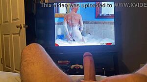 Αυνανισμός σε ένα καυτό πορνό βίντεο με ένα τέρας πούτσος