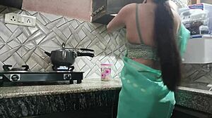 HD-video av en fantastisk frus första sexuella möte med sin systers man i köket och på sängen