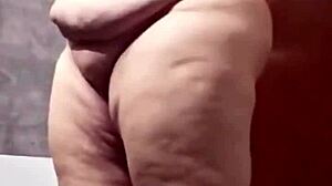 Une femme au foyer allemande voluptueuse montre son physique mature et courbé en lingerie séduisante
