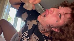 Une bombe tatouée s'engage dans un sexe oral intense jusqu'à ce qu'elle crie en utilisant un gode
