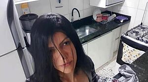 Wanita seksi memuaskan dirinya sendiri dengan zakar monster di dapur