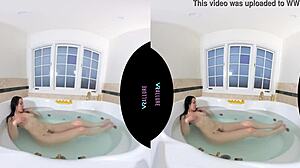 Jade Baker se entrega al placer en solitario en un baño relajante