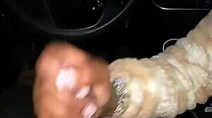 Después de una discoteca, una chica negra toma una gran polla negra en su coche