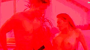 Laura Angels dans une scène de fellation et d'anal bizarre avec une musique de pointe jumelle