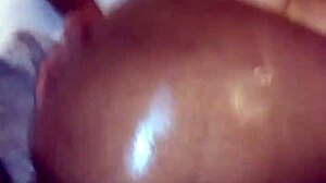 Poučování smyslné dívky s velkými prsy a velkým zadkem, jak mít sex a provádět orální sex před kamerou, zatímco mluví špinavě, představuje záběry zblízka a obsah založený na Kalifornii