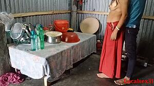 Indisk tante i rød sari engasjerer seg i het sexhandling
