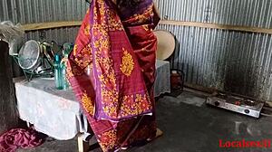 Indyjska ciocia w czerwonym sari angażuje się w gorący akt seksualny