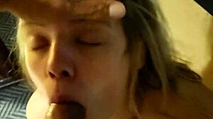 Lille hvid pige giver en deepthroat og anal slikning til en stor sort pik i en uredigeret hotelvideo