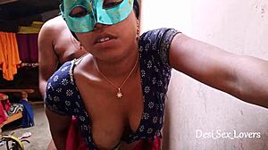 Indische Dorfpaare machen selbstgemachtes Outdoor-Sexvideo vor der Kamera aufgenommen
