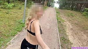 Blonde vrouw oefent buiten in het park, laat haar naakte lichaam en stuiterende borsten zien