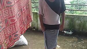 Разгорещена индийска домакиня чука дъщерята на съседа си в догстайл