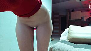 Une superbe nana en robe sexy montre ses hanches incroyables sur webcam