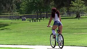 Il sensuale viaggio di Savannah Foxx dalla bicicletta al piacere intimo con un partner ben dotato