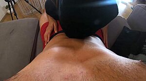 Amatör karı, BDSM oyununda kocasını domine etmek için strapon kullanıyor