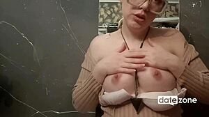 Femme enceinte vêtue de lunettes se laisse aller à la masturbation en solo