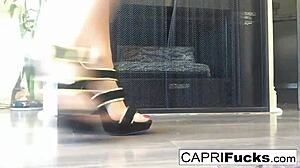 Spettacolo seducente di Capris in solitaria con tacchi a spillo
