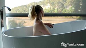 Sevimli vlogger Kim, rahatlatıcı bir banyo öncesinde sıcak bir solo seansın tadını çıkarıyor