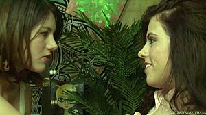 Vášnivé brunetky Adriana Chechik a Shyla Jennings sa oddávajú vzájomnému lízaniu a cicaniu sýkoriek