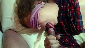 Video rahsia direkodkan tentang isteri matang rakan anak lelakinya memuaskan nafsu seksnya dengan zakar besar sementara dia melakukan seks oral dan menerima pancutan air mani di mulutnya