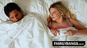 Mladá dívka se vplíží do postele nevlastního otce pro horké setkání