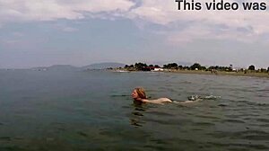Ada Bojanas nage en plein air sans maillot de bain
