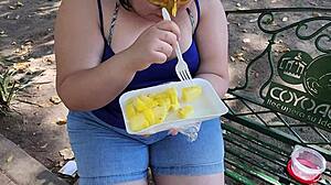 execut sex oral pe anusul partenerilor mei si extrag sperma, pe care o consum cu ananas intr-un cadru public