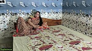 Première rencontre de jeunes garçons indiens avec une chaude femme au foyer bengali