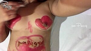Egy tinédzser lány rúzsokkal vázolja meztelen ázsiai testét egy házi videóban