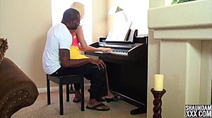 Couple amateur devient coquin pendant leçon de piano