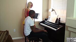 アマチュアカップルがピアノレッスン中にいたずらをする