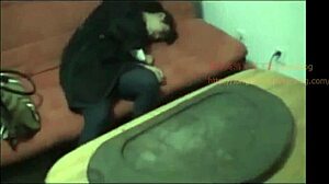 Asiatisk skønhed bundet og straffet med flødeskum i hjemmelavet fetish-video