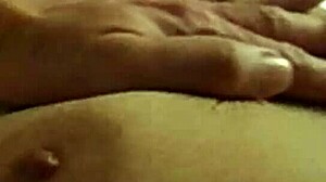 Video fatto in casa bollente di una coppia amatoriale che si dà un massaggio sensuale