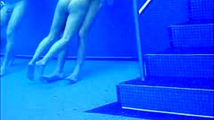 Masturbación subacuática voyeurística con una bomba desnuda